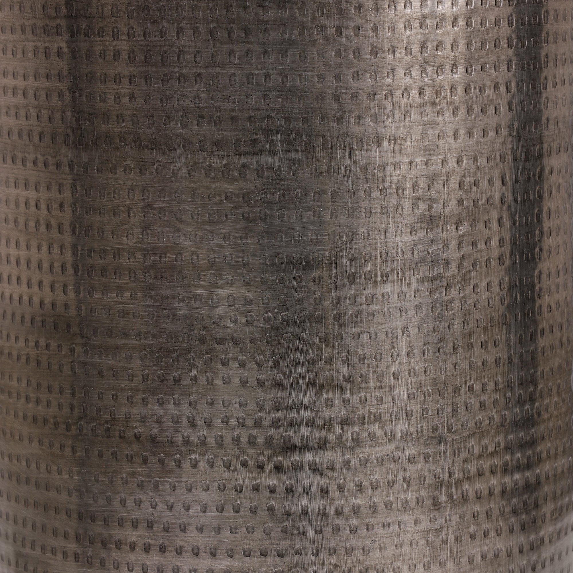 Gros plan de la surface d'une table métallique avec une surface texturée et brillante.